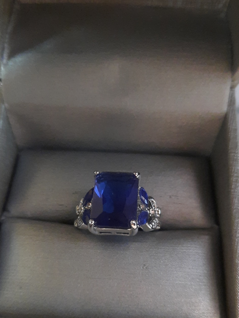 Elegant Women's Silver Ring with Deep Blue Center Stone Size 6